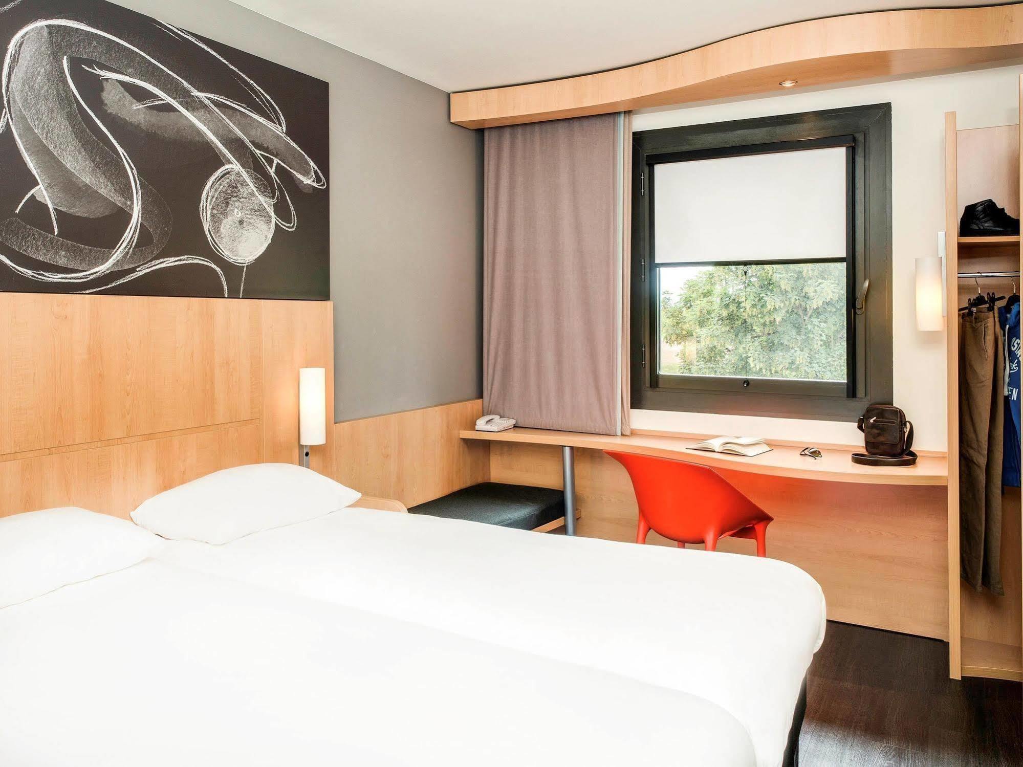 Ibis Montceau Les Mines Hotel Екстериор снимка